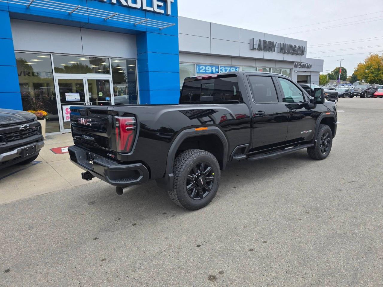 2026 GMC Sierra 2500 HD Crew Cab Standard Box 4-Wheel Drive AT4 Photo2