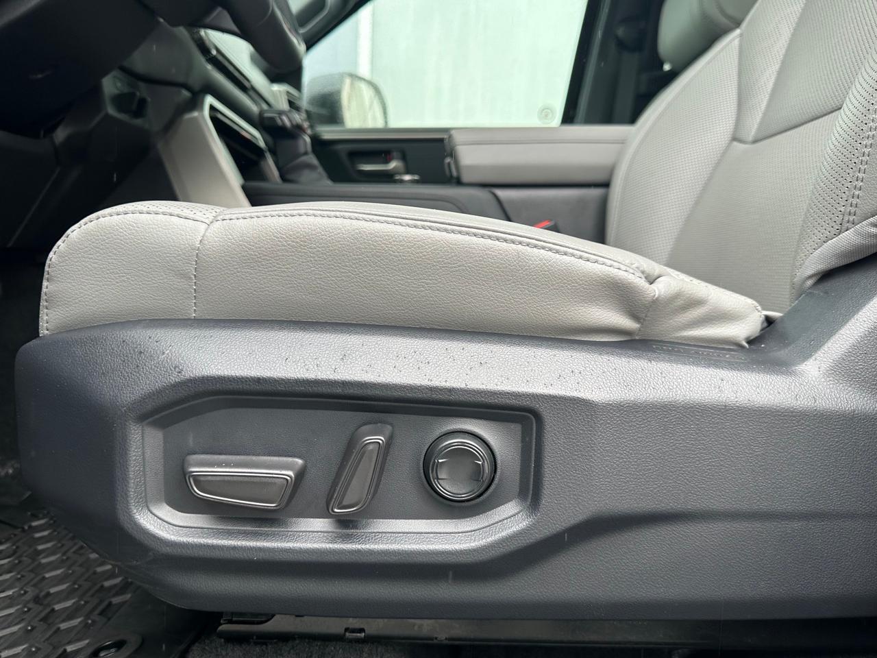 2025 Toyota Tundra Limited LIMITED+TRD+SNOW TIRES! Photo