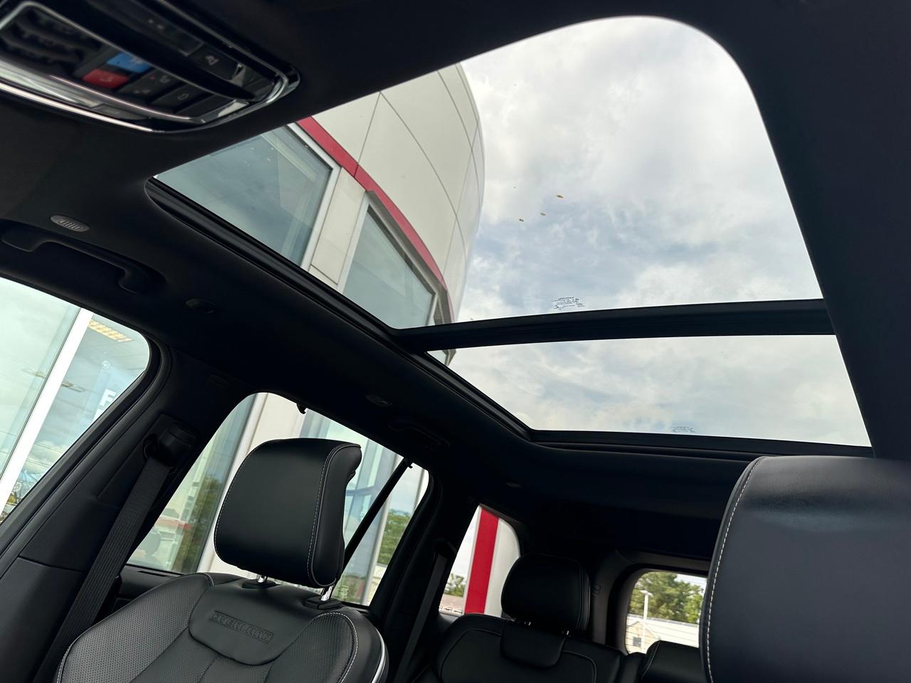 2022 Jeep Grand Cherokee Overland OVERLAND-HUD+MASSAGE SEATS+MORE! Photo