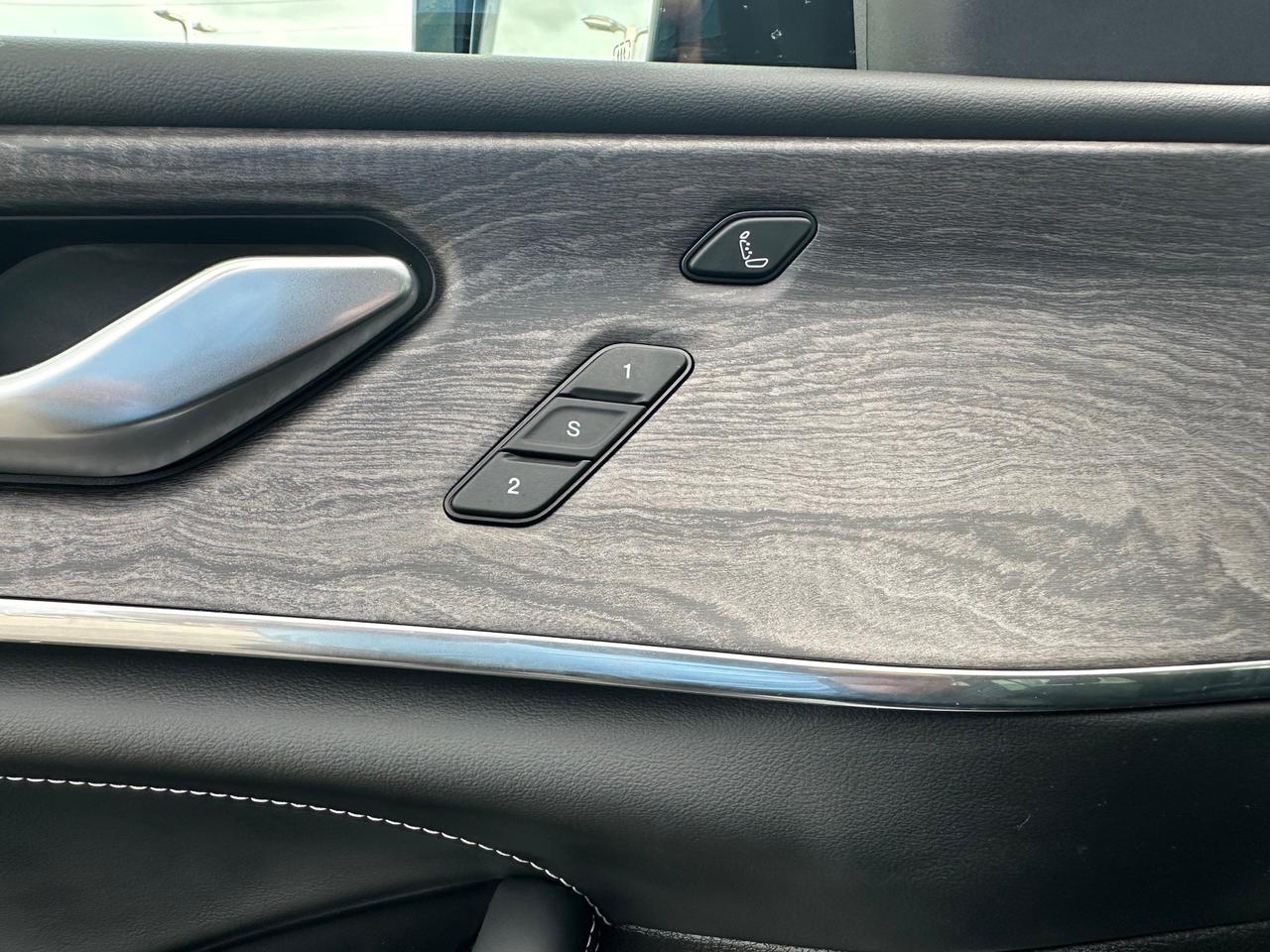 2022 Jeep Grand Cherokee Overland OVERLAND-HUD+MASSAGE SEATS+MORE! Photo