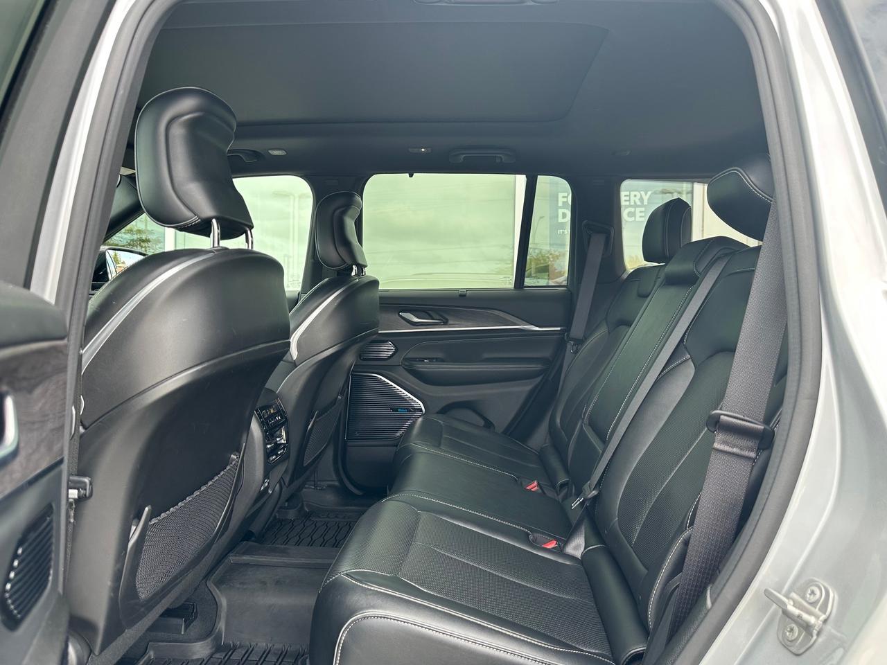 2022 Jeep Grand Cherokee Overland OVERLAND-HUD+MASSAGE SEATS+MORE! Photo