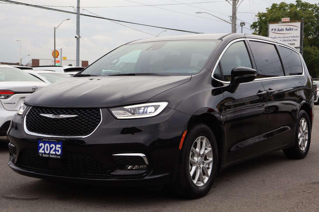 2025 Chrysler Pacifica Select FWD Photo