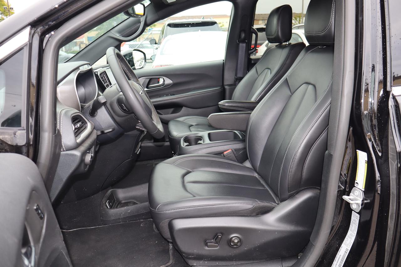 2025 Chrysler Pacifica Select FWD Photo