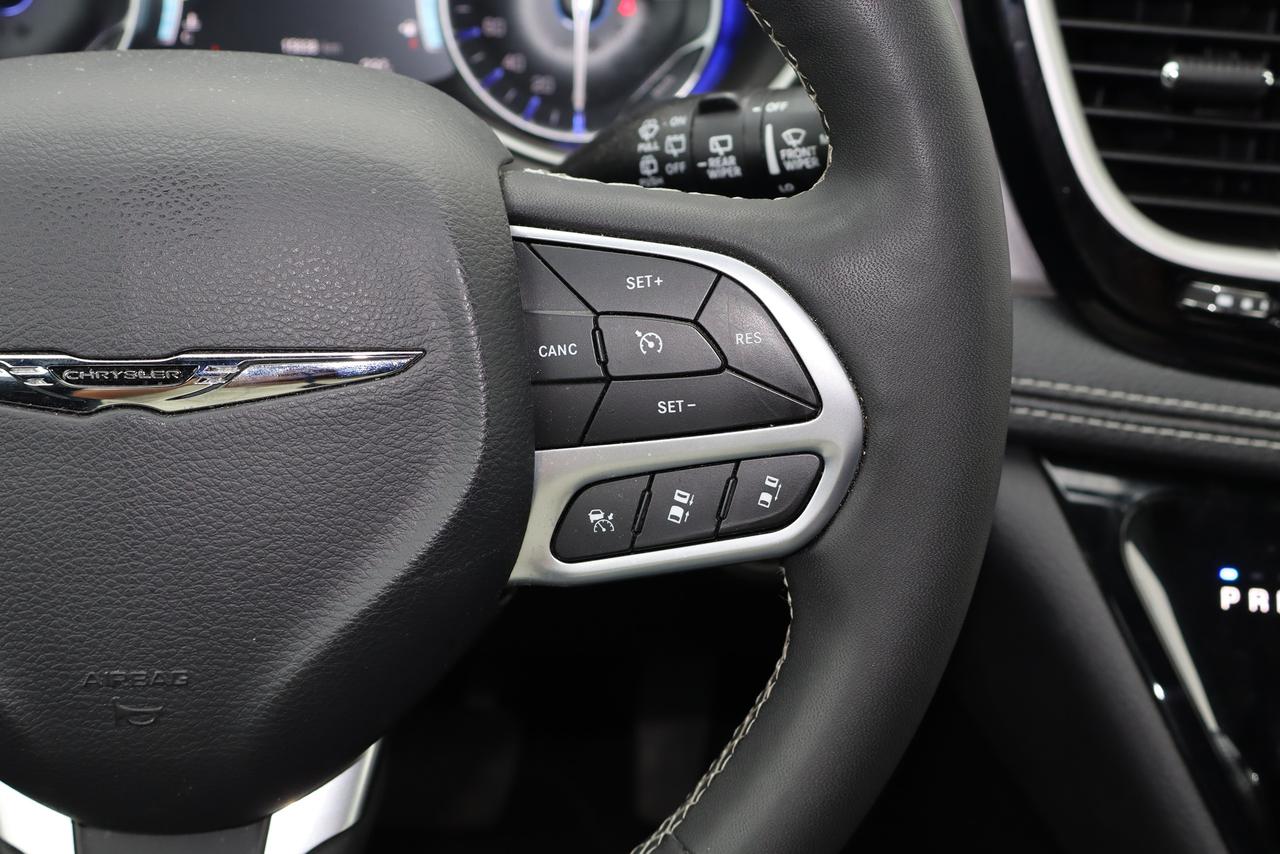 2025 Chrysler Pacifica Select FWD Photo