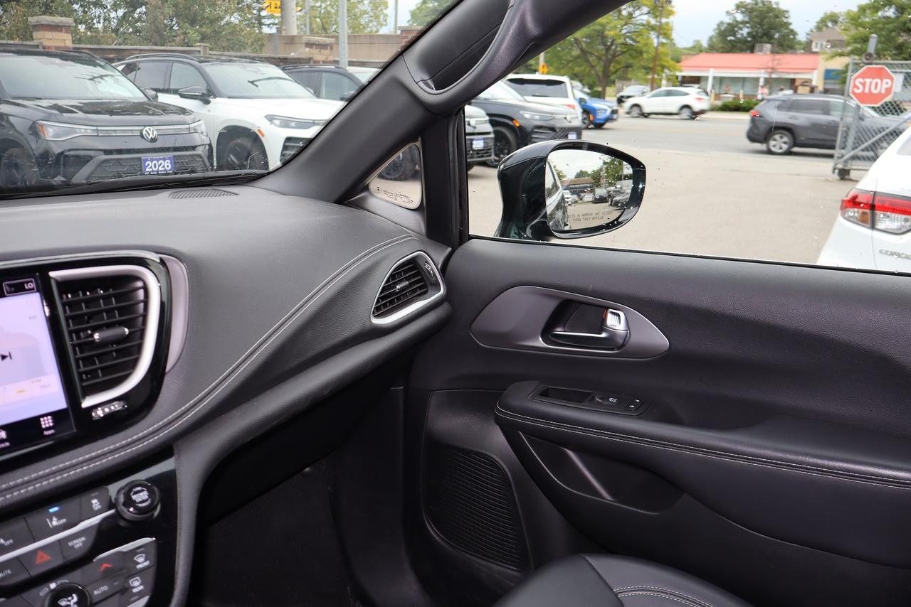 2025 Chrysler Pacifica Select FWD Photo