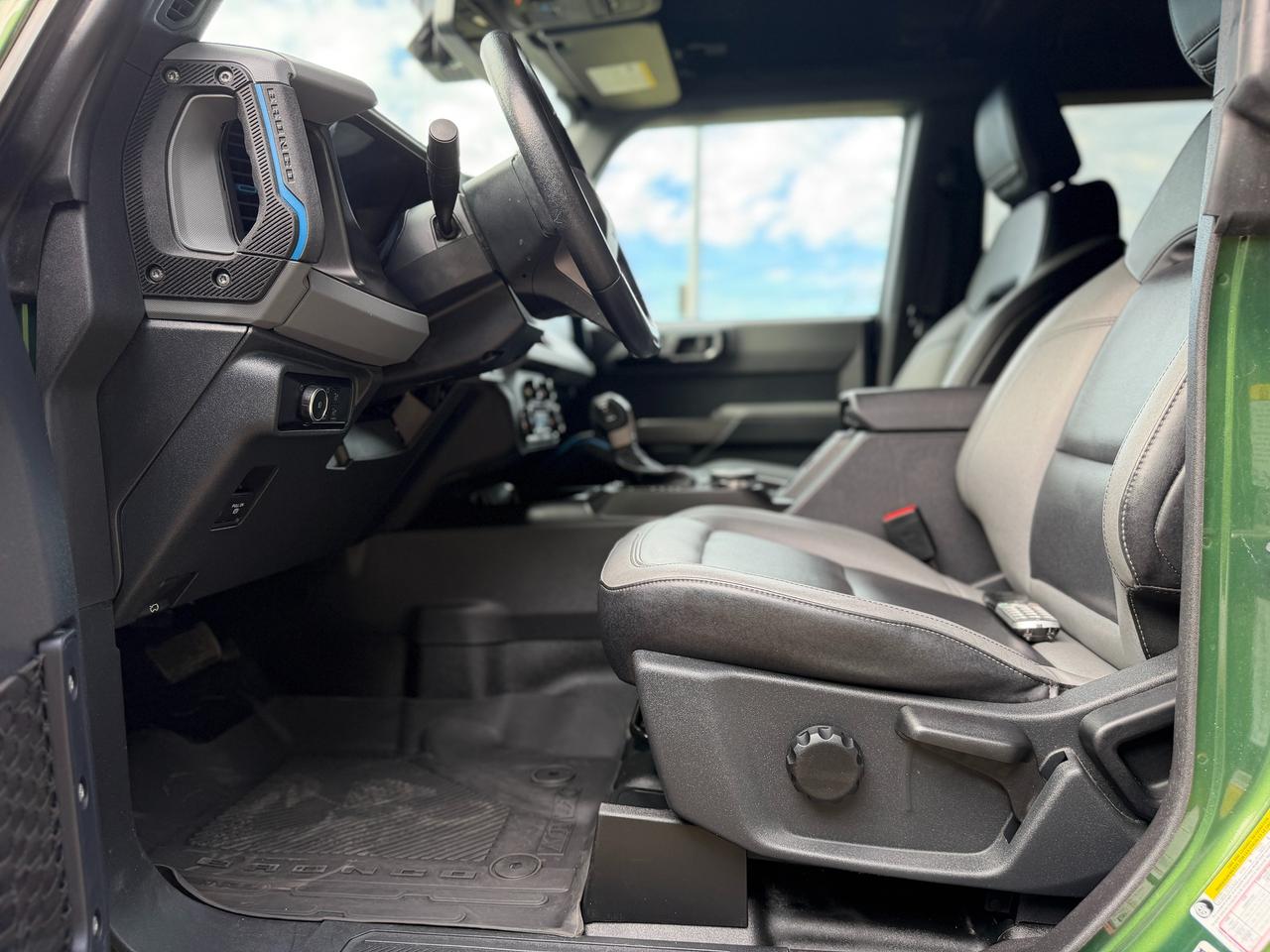 2023 Ford Bronco Black Diamond 4WD | Dual Tops Hard Top + Soft Photo