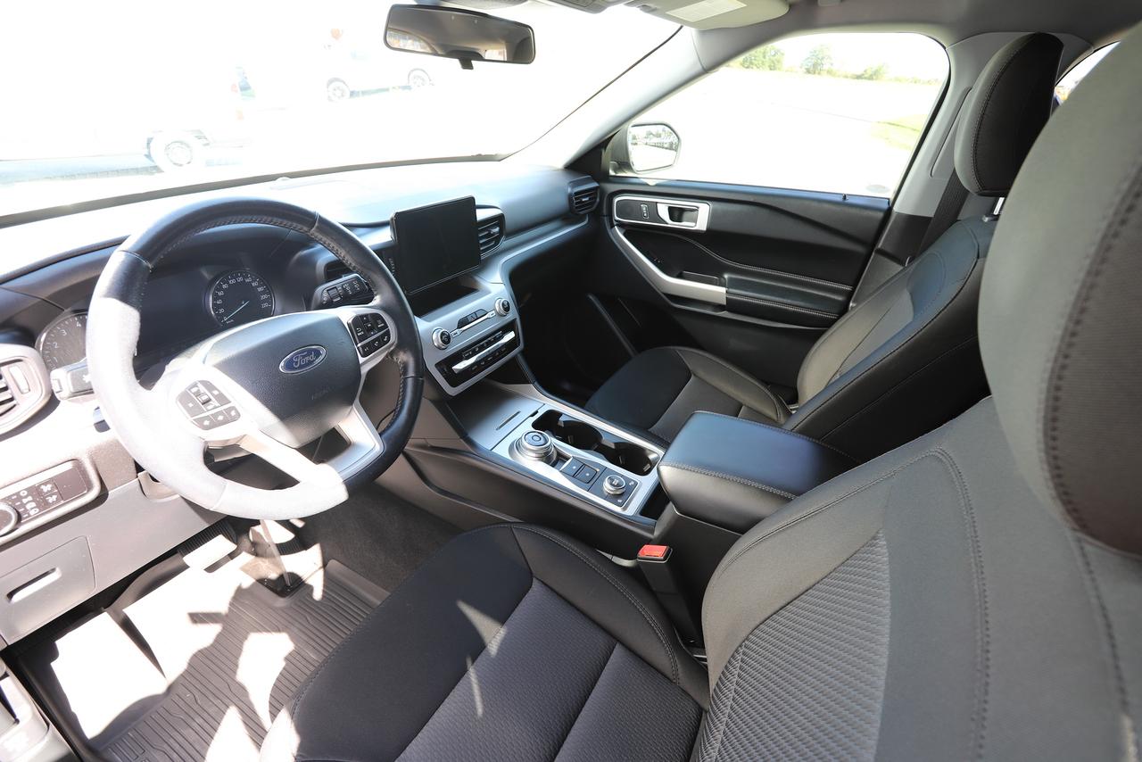 2023 Ford Explorer XLT 4WD Photo2