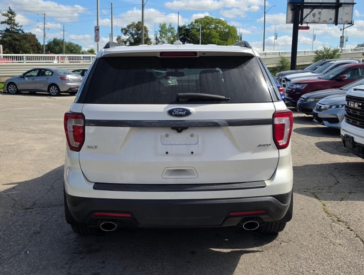 2019 Ford Explorer XLT / NO ACCIDENTS / NAV / ROOF / 4WD / HTD SEATS Photo2