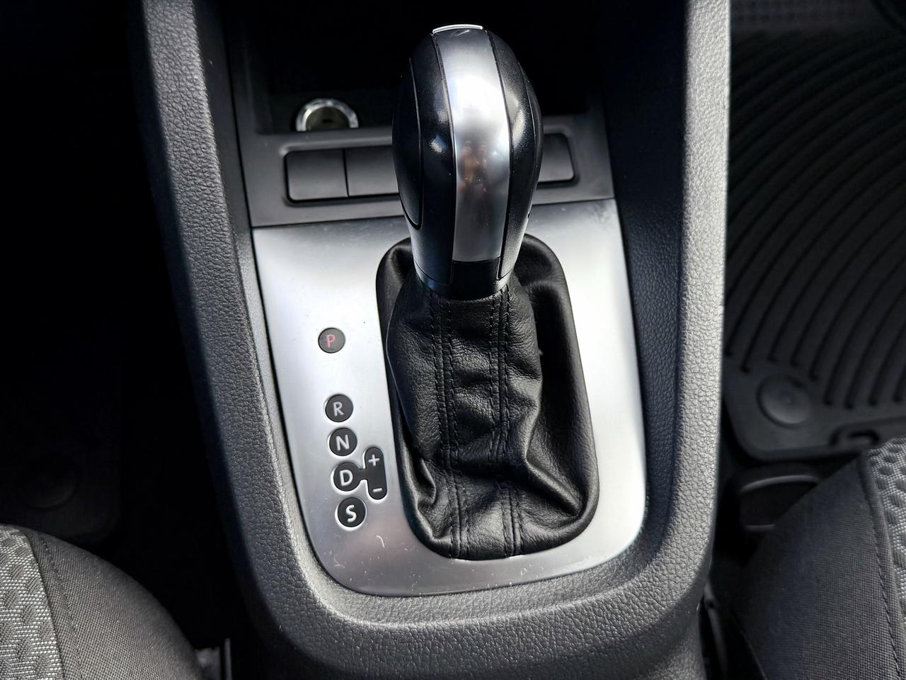 2012 Volkswagen Jetta FINANCING AVAILABLE Photo12