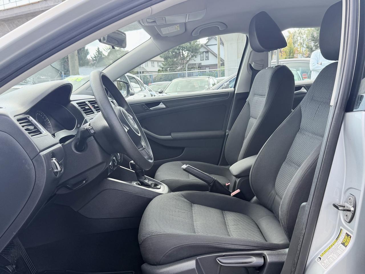 2012 Volkswagen Jetta FINANCING AVAILABLE Photo9