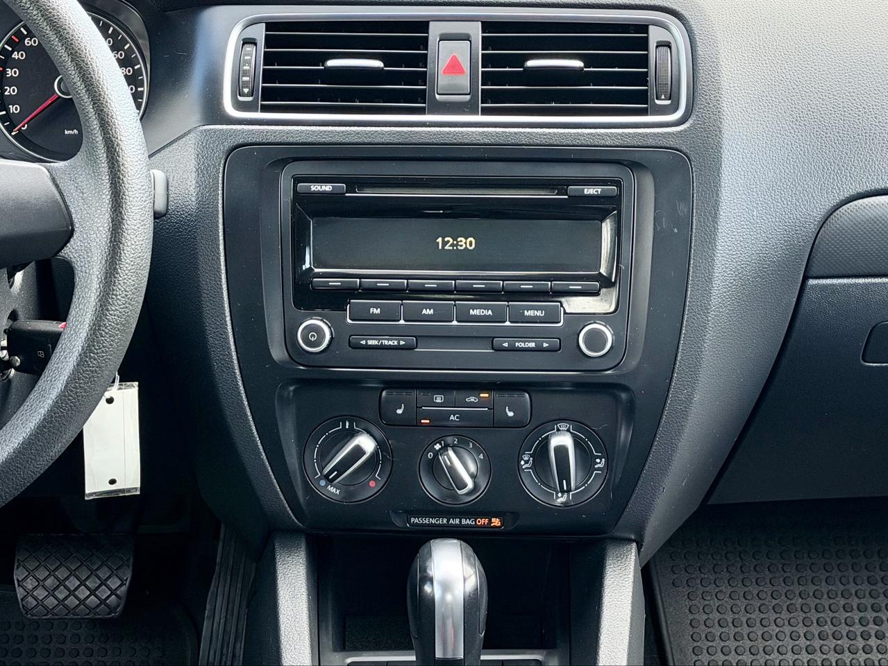2012 Volkswagen Jetta FINANCING AVAILABLE Photo13