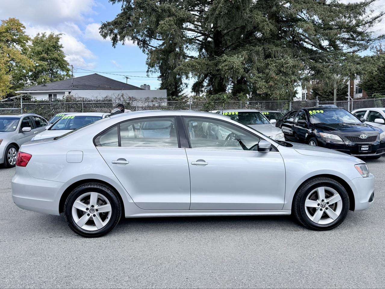 2012 Volkswagen Jetta FINANCING AVAILABLE Photo4