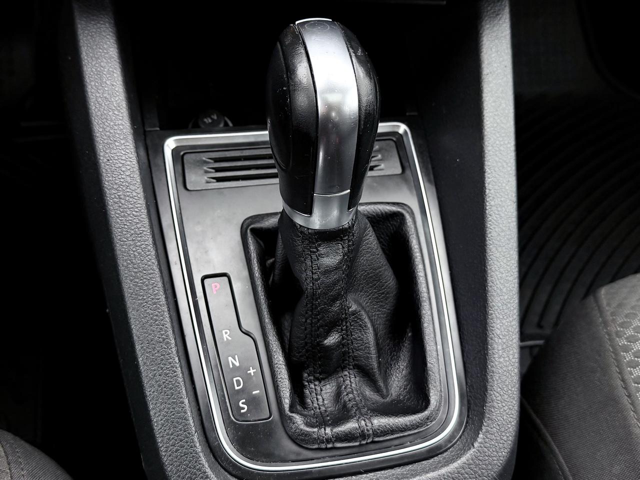2016 Volkswagen Jetta FINANCING AVAILABLE Photo12
