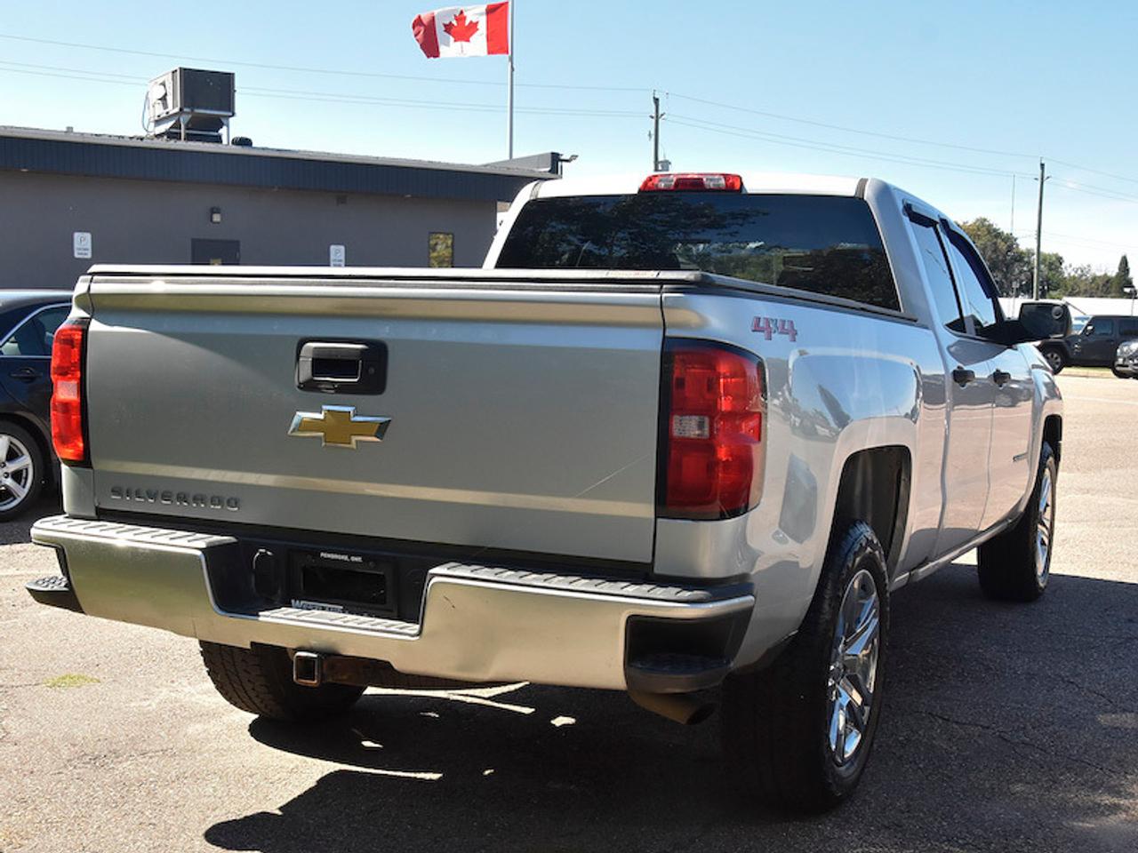 2018 Chevrolet Silverado 1500 4WD DOUBLE CAB 143.5" CUSTOM Photo2