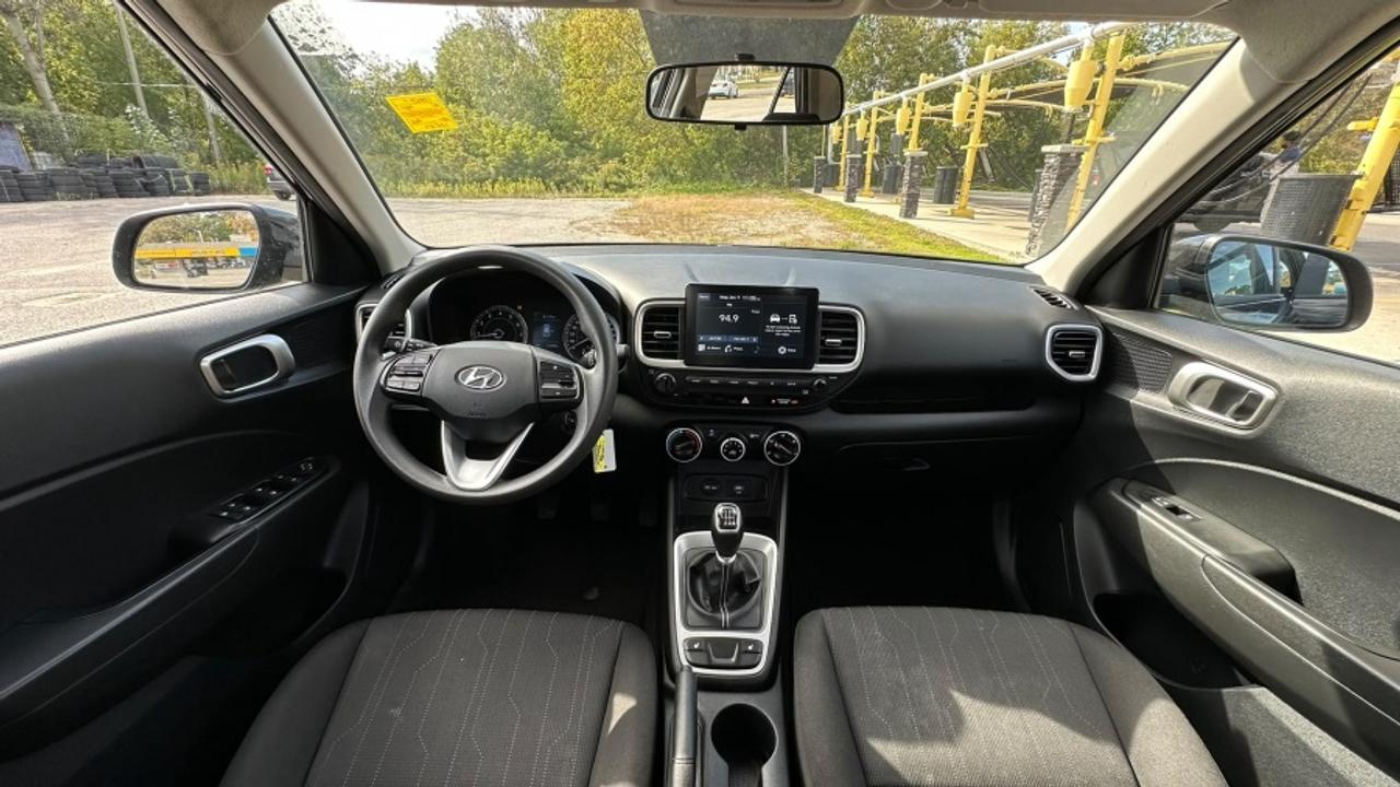 2021 Hyundai Venue * MANUAL * NO ACCIDENTS SE Photo