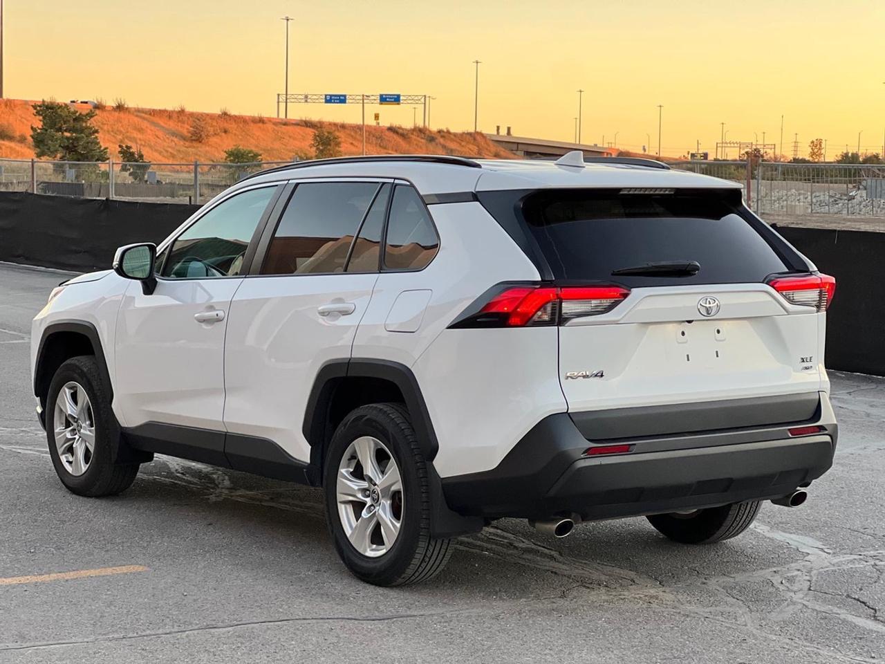 2021 Toyota RAV4 XLE | SUNROOF | AWD | NO ACCIDENT Photo