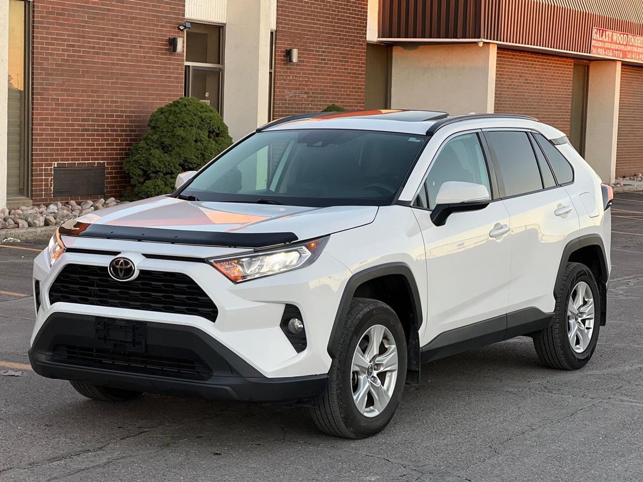 2021 Toyota RAV4 XLE | SUNROOF | AWD | NO ACCIDENT Photo0