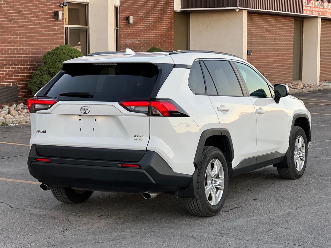 2021 Toyota RAV4 XLE | SUNROOF | AWD | NO ACCIDENT Photo