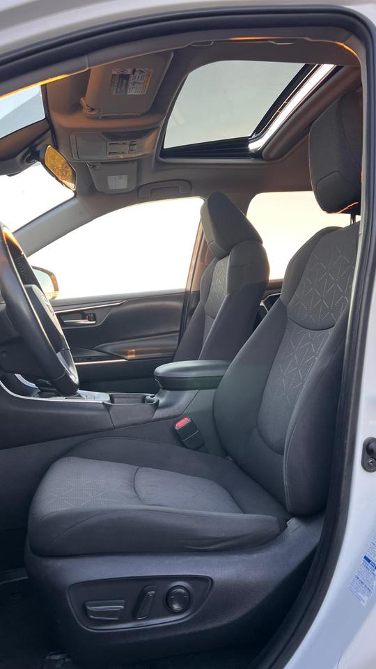 2021 Toyota RAV4 XLE | SUNROOF | AWD | NO ACCIDENT Photo