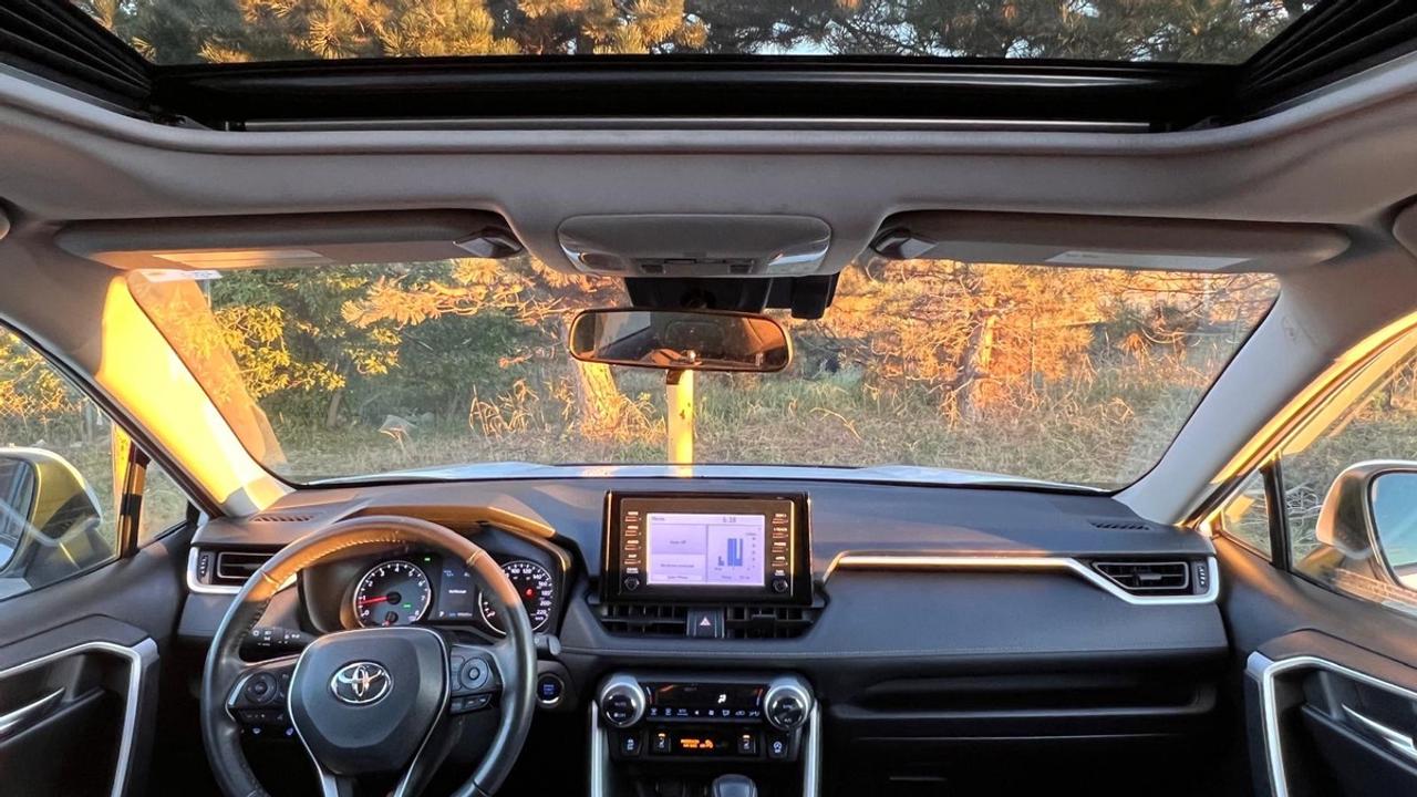 2021 Toyota RAV4 XLE | SUNROOF | AWD | NO ACCIDENT Photo