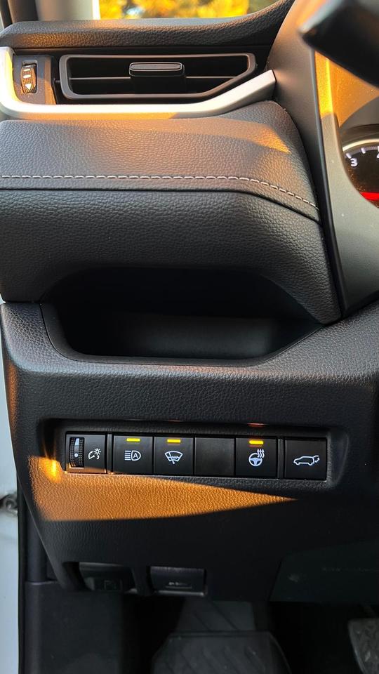 2021 Toyota RAV4 XLE | SUNROOF | AWD | NO ACCIDENT Photo