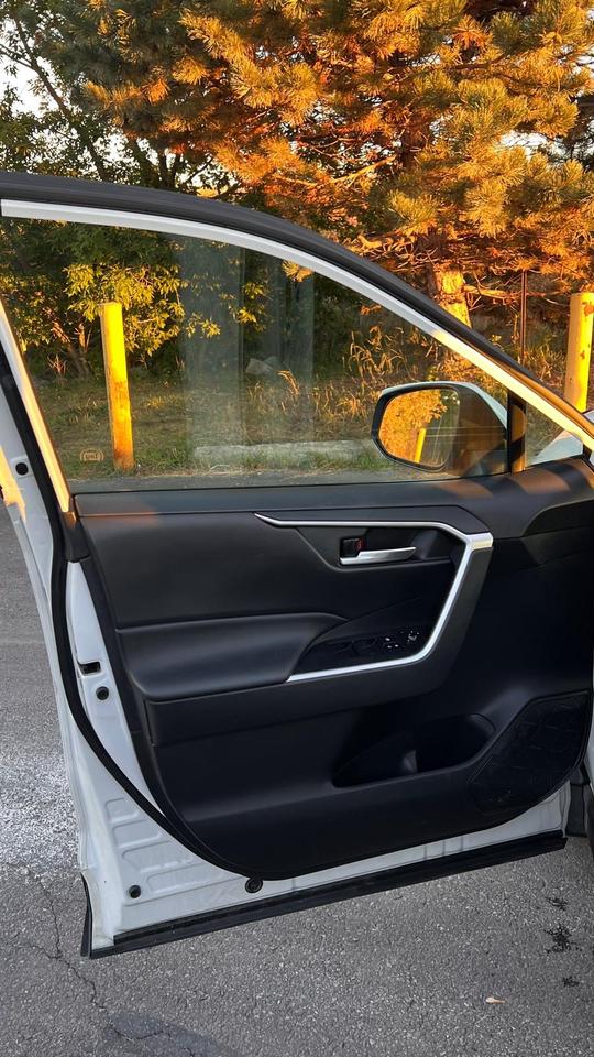 2021 Toyota RAV4 XLE | SUNROOF | AWD | NO ACCIDENT Photo