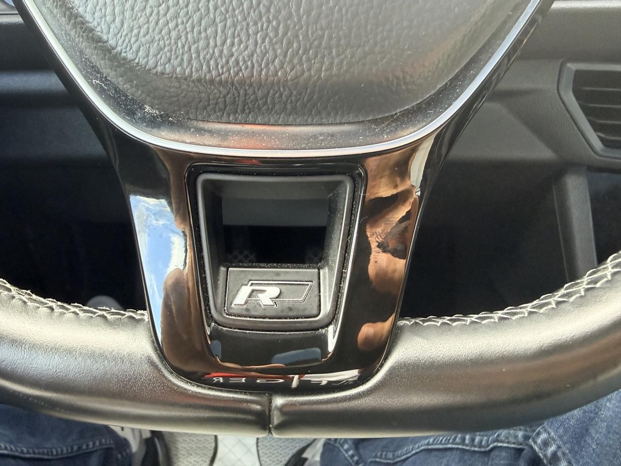 2019 Volkswagen Jetta HIGHLINE - R-LINE - R.CAMERA - 6-SPEED MANUAL! Photo