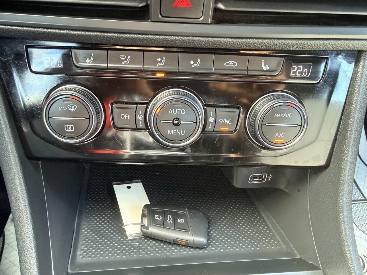 2019 Volkswagen Jetta HIGHLINE - R-LINE - R.CAMERA - 6-SPEED MANUAL! Photo