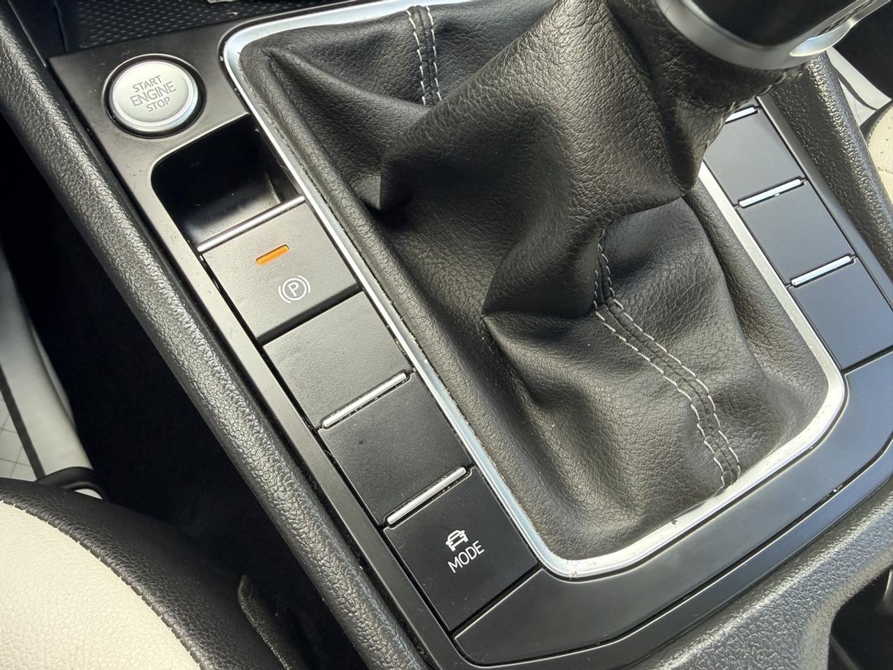 2019 Volkswagen Jetta HIGHLINE - R-LINE - R.CAMERA - 6-SPEED MANUAL! Photo