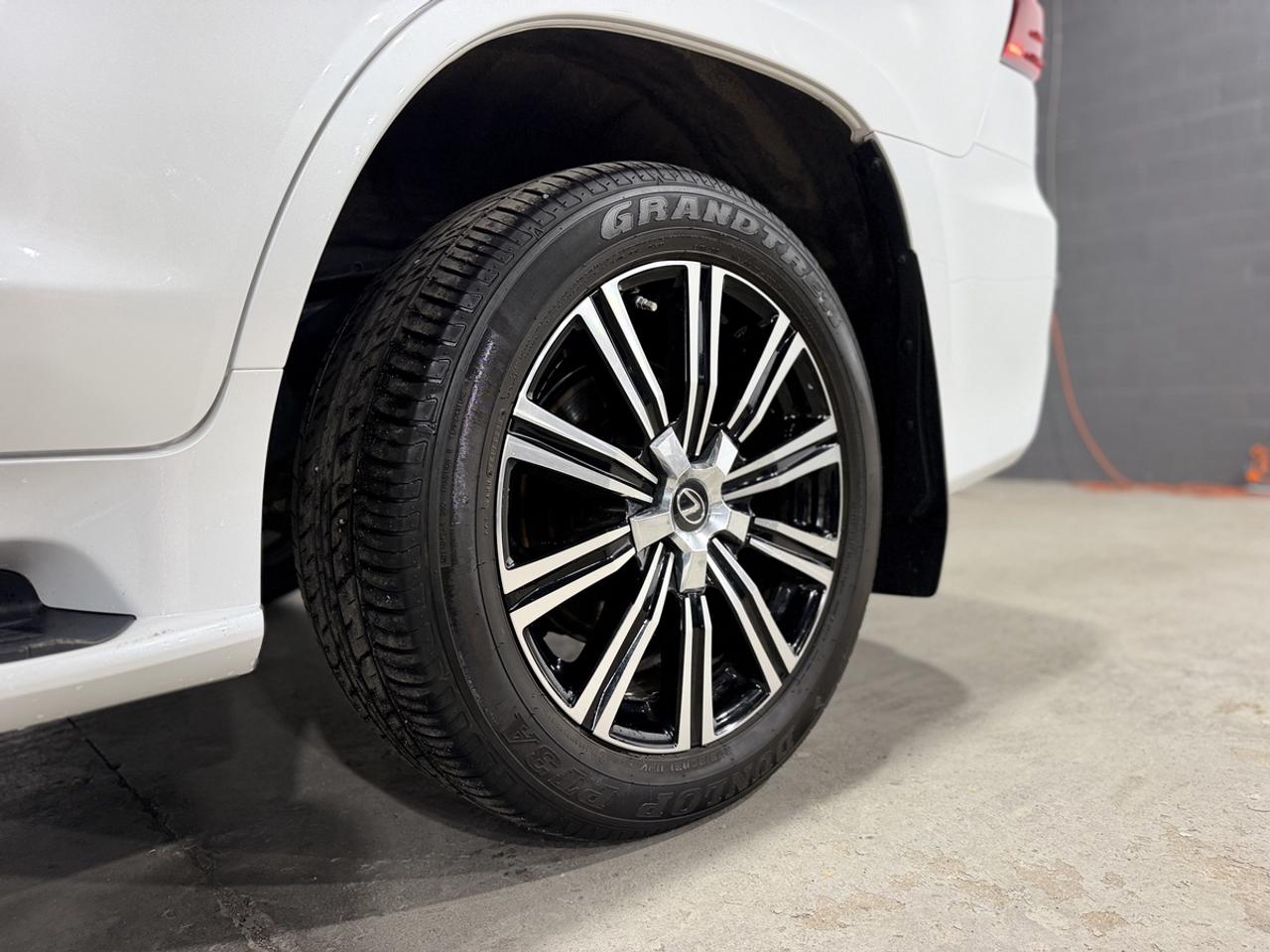 2019 Lexus LX 570 Photo3