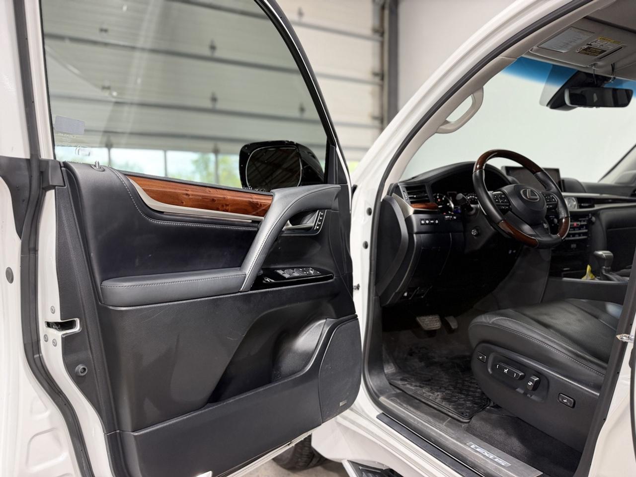 2019 Lexus LX 570 Photo