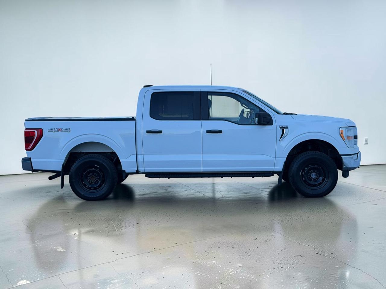 2022 Ford F-150 XLT/3.3L V6/Super Crew/5.5 Foot Bed Photo3