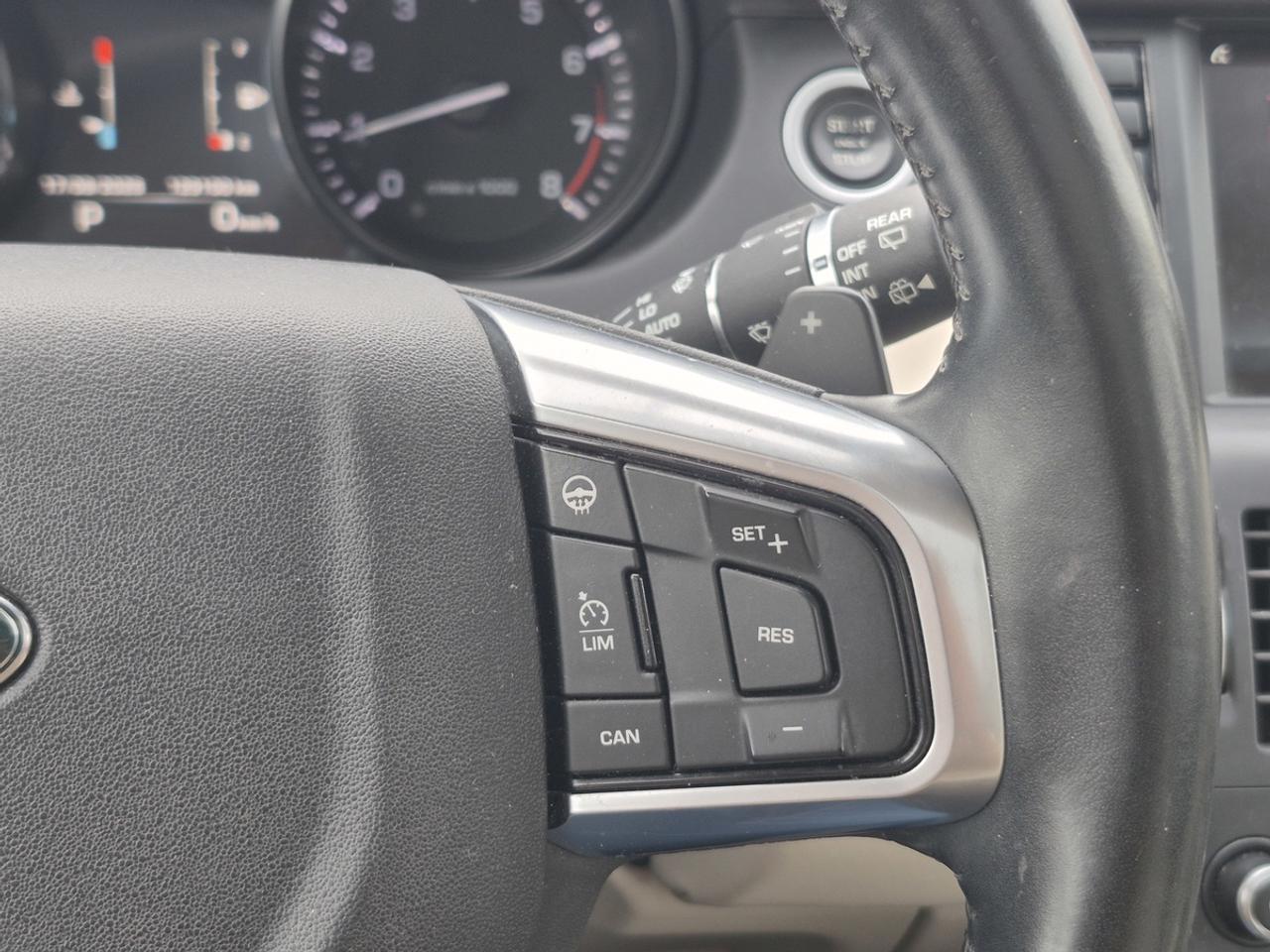 2016 Land Rover Discovery Sport HSE Photo