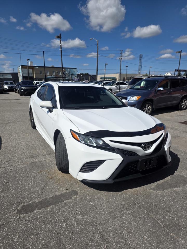 2018 Toyota Camry SE Photo1