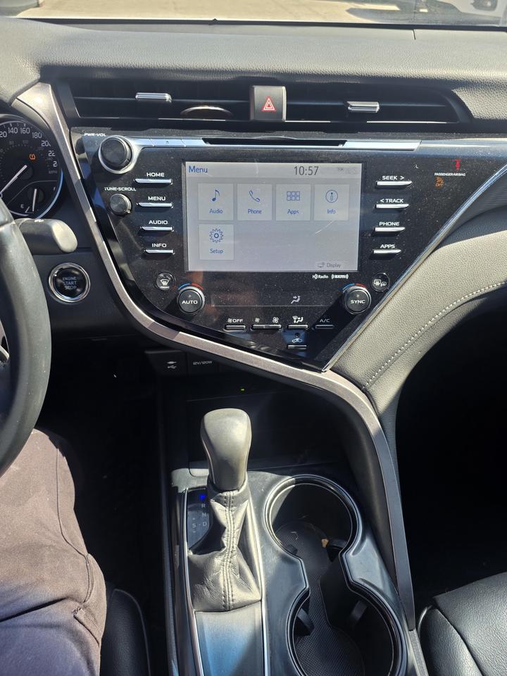 2018 Toyota Camry SE Photo