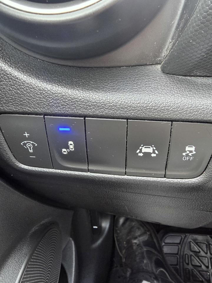2021 Hyundai KONA LUXURY Photo