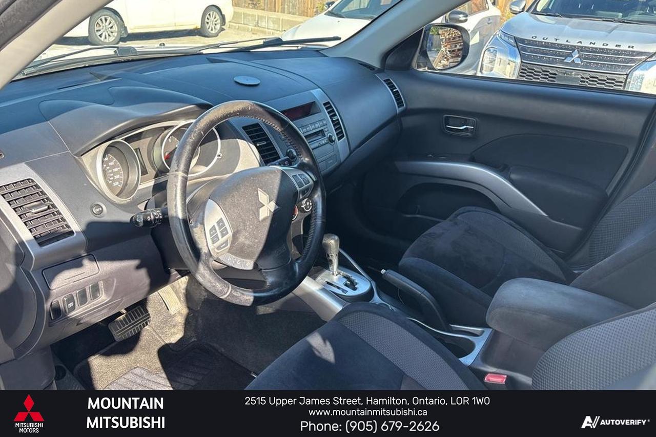 2010 Mitsubishi Outlander LS Photo