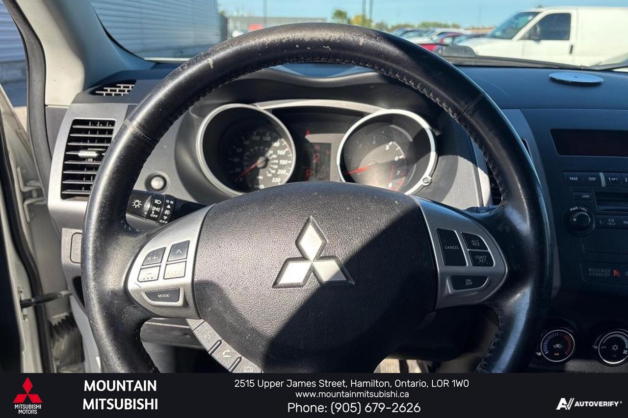 2010 Mitsubishi Outlander LS Photo