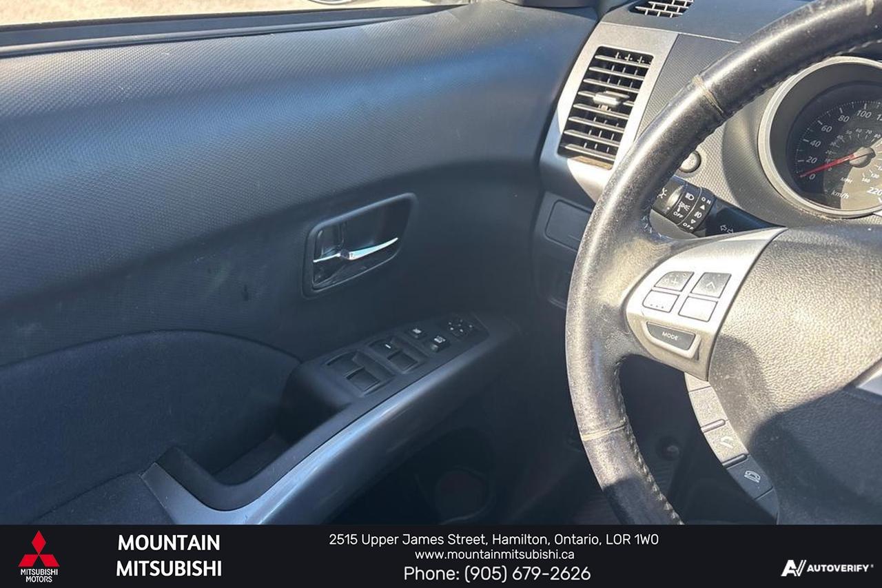 2010 Mitsubishi Outlander LS Photo