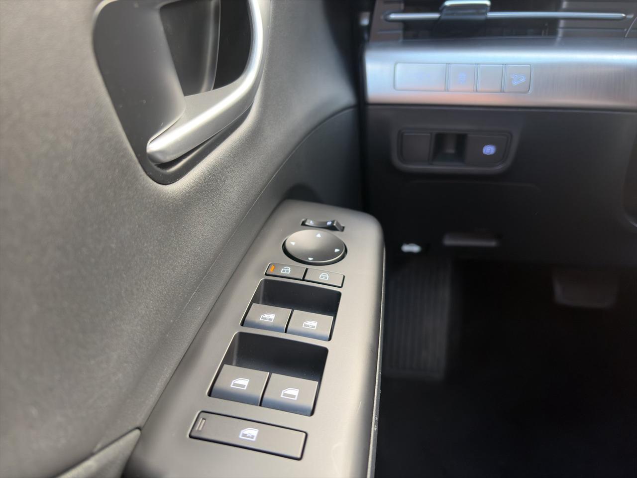 2025 Hyundai KONA Preferred | Sunroof | Lane Keeping Assist | Blind-Spot Collision Warning |  Cross-Traffic Warning | Photo