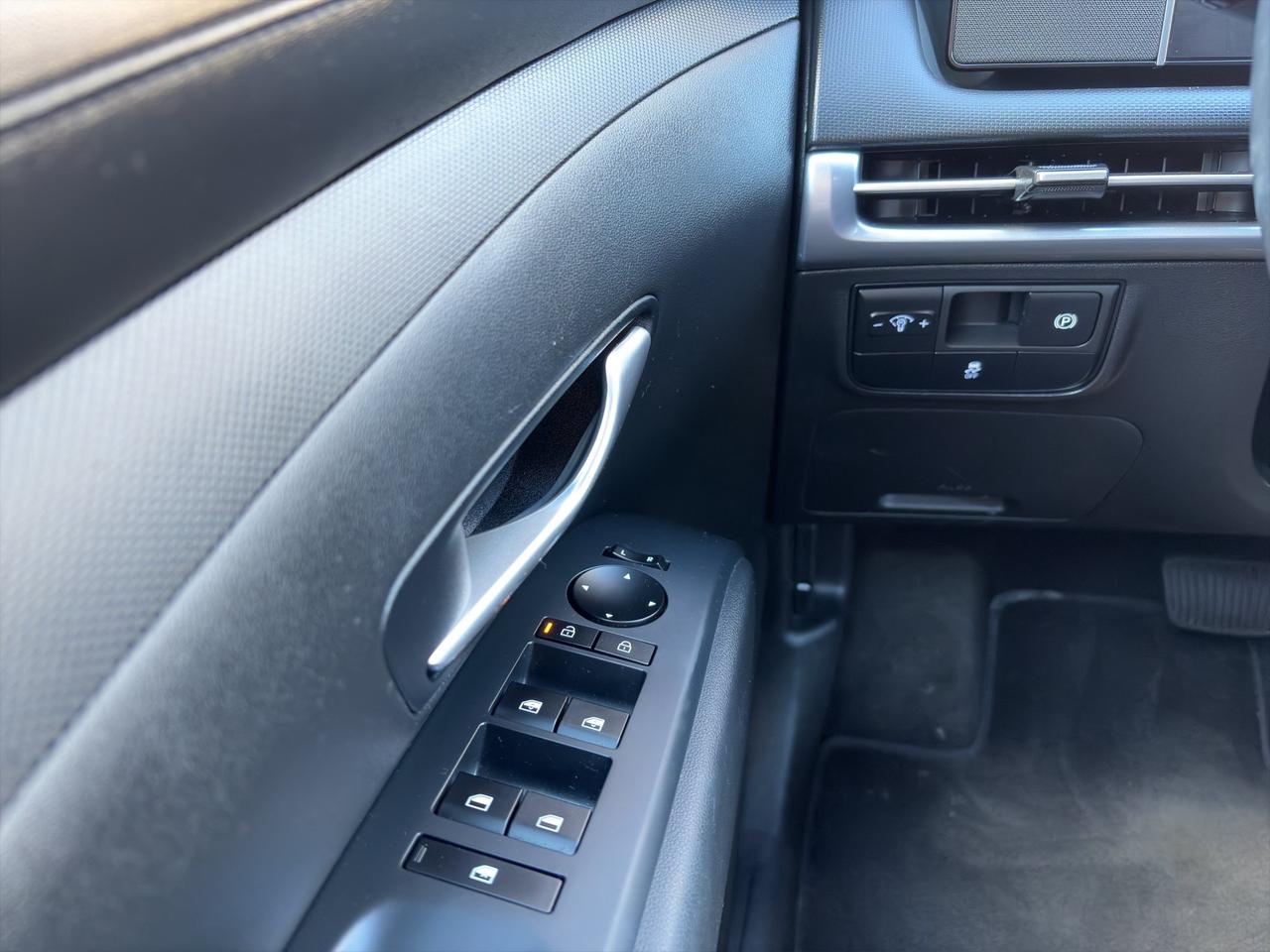 2025 Hyundai Tucson Preferred |  All-Wheel Drive (AWD) | Adaptive Cruise Control | Blind-Spot Collision Warning | Photo