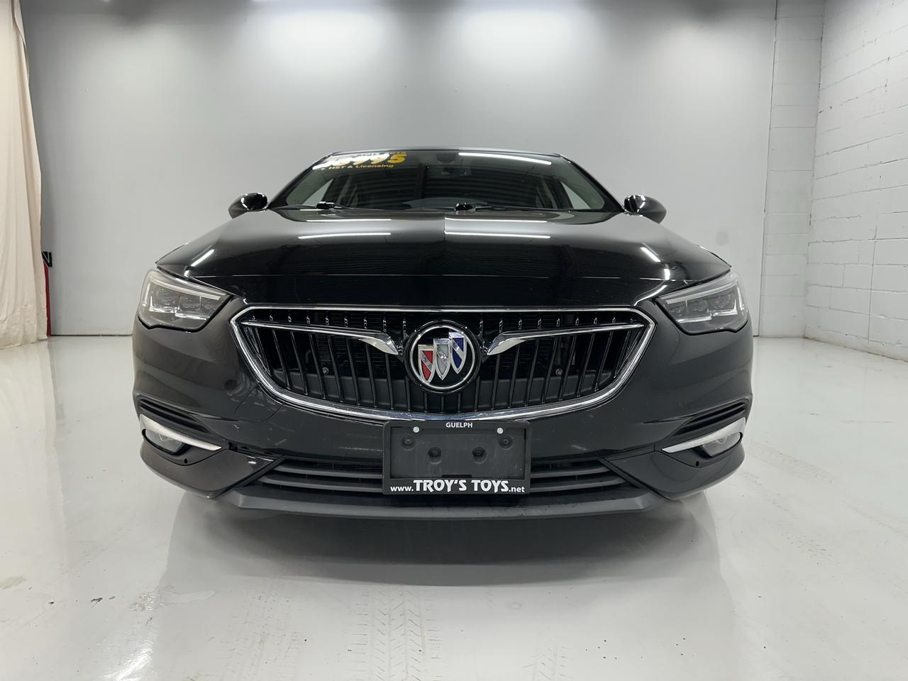 2018 Buick Regal 4dr Sdn Essence AWD Photo2
