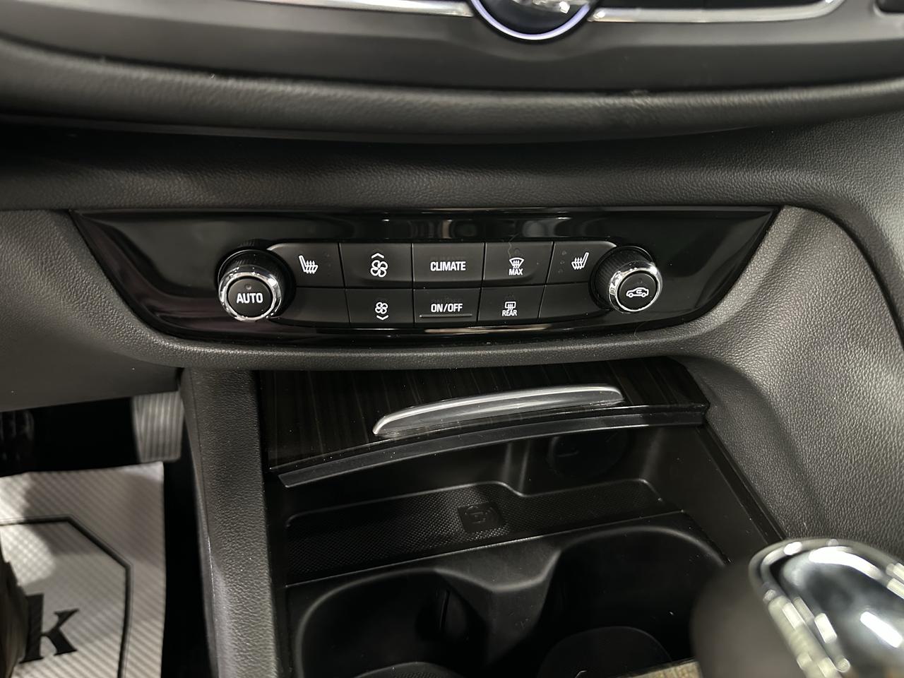 2018 Buick Regal 4dr Sdn Essence AWD Photo18