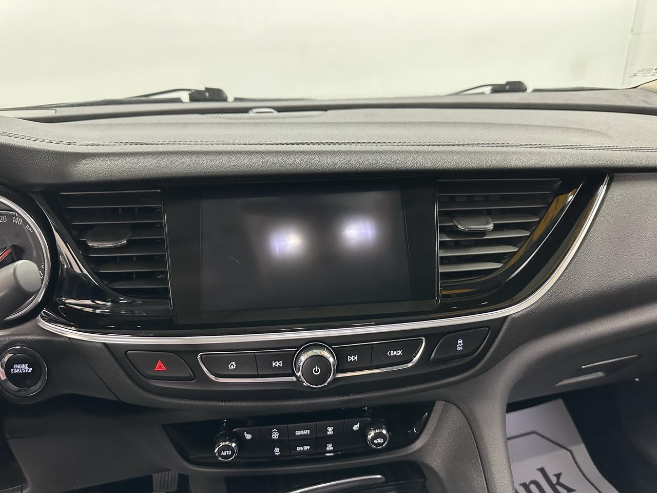 2018 Buick Regal 4dr Sdn Essence AWD Photo17