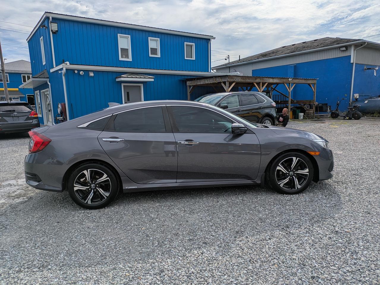 2017 Honda Civic 4dr CVT Touring Photo
