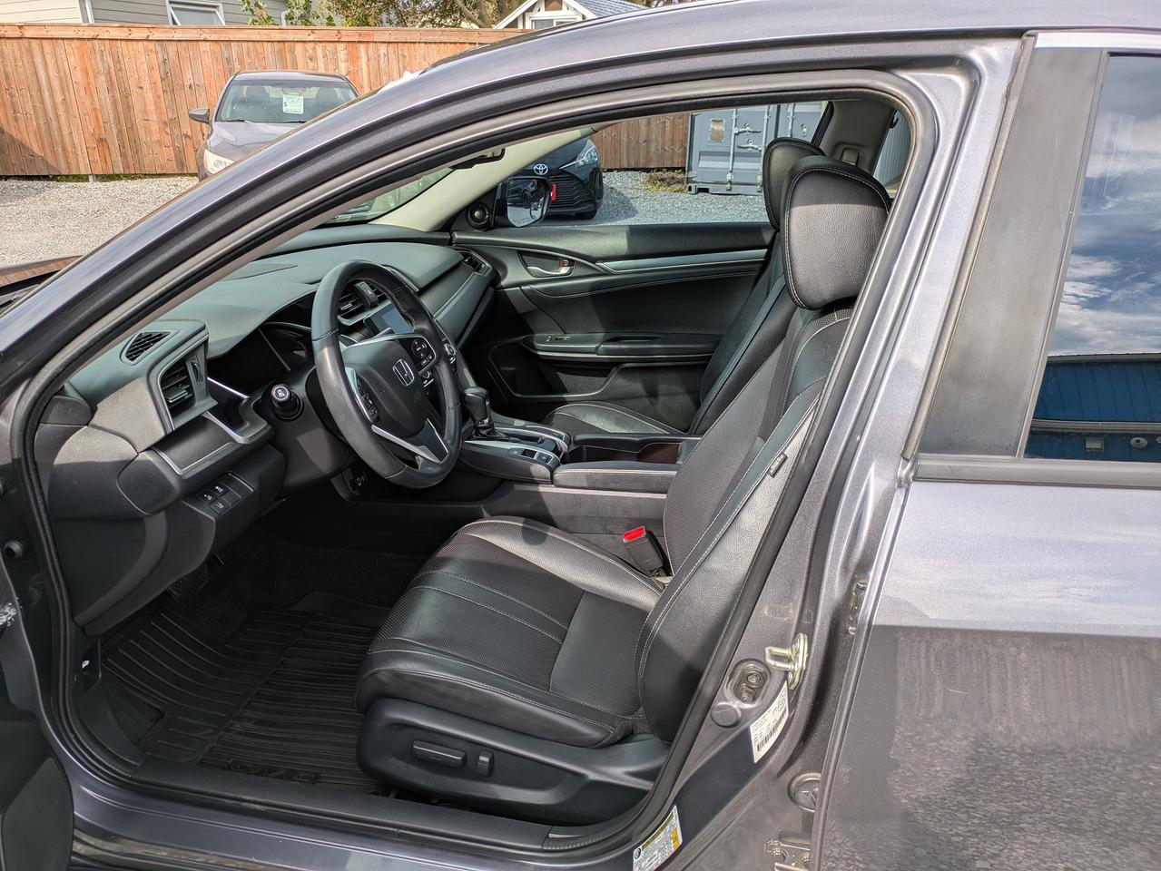 2017 Honda Civic 4dr CVT Touring Photo