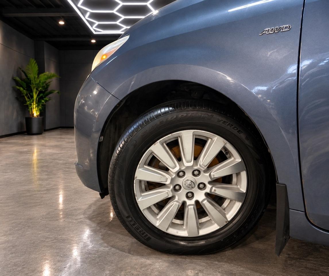 2017 Toyota Sienna 5DR XLE 7-PASS AWD Photo