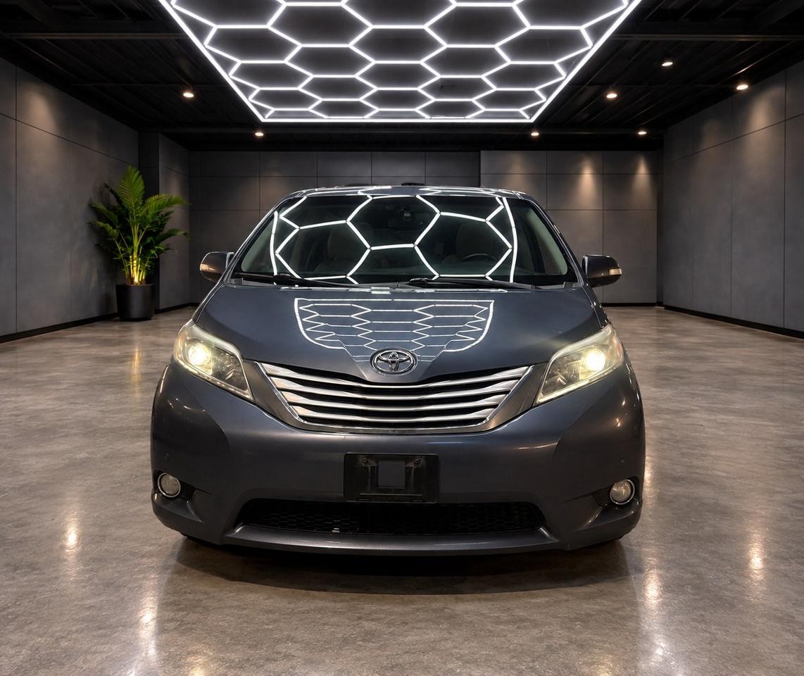 2017 Toyota Sienna 5DR XLE 7-PASS AWD Photo5