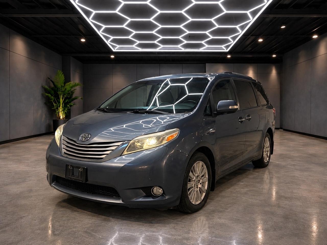 2017 Toyota Sienna 5DR XLE 7-PASS AWD Photo2
