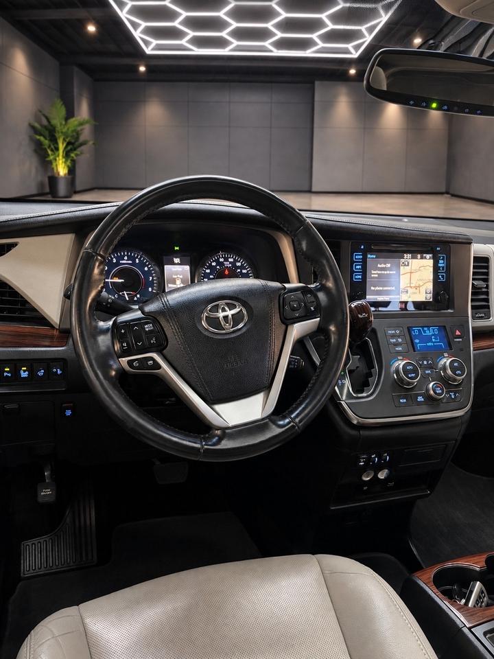 2017 Toyota Sienna 5DR XLE 7-PASS AWD Photo